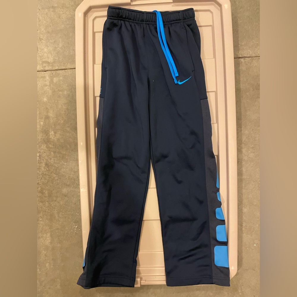 Boys Nike therma-fit pants